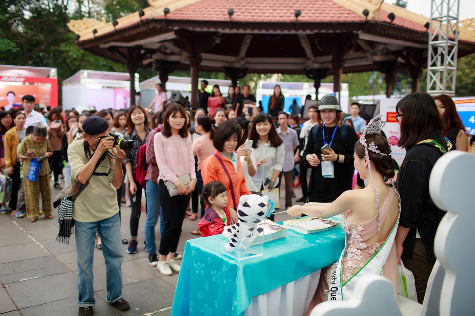 Đây là lần thứ hai Ngọc Duyên tham gia một sự kiện lớn tại Hà Nội trong năm 2017, trước đó cô là vedette trong đêm diễn thời trang tôn vinh Quảng Bình trong lòng Hà Nội điên ra hồi cuối tháng ba.