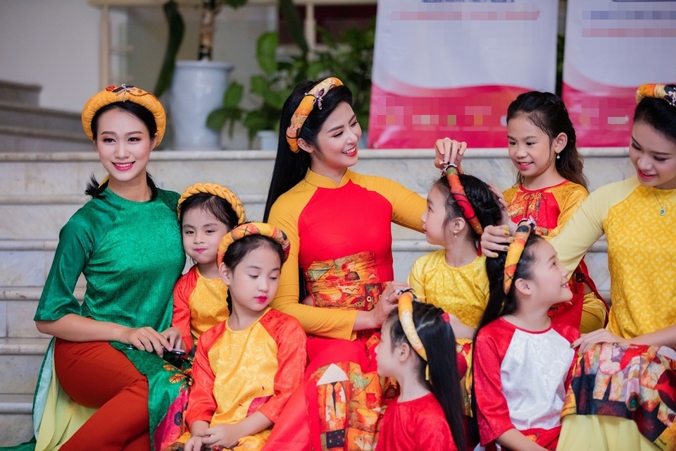 Bộ sưu tập Bức hoạ đồng quê từng được Hoa hậu Ngọc Hân trình làng trong Festival làng nghề Huế hồi tháng 5 vừa qua.