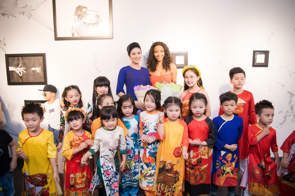 Hoa hậu Ngọc Hân tặng áo dài cho Hoa hậu Pháp 2014 - 11