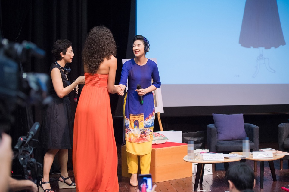 Người đẹp chia sẻ: Tôi rất may mắn khi đăng quang Hoa hậu Việt Nam 2010 và có nhiều cơ hội tham gia nhiều sự kiện giao lưu văn hóa của quốc tế. Bản thân tôi cũng là một nhà thiết kế nên tôi nhận rõ vai trò quan trọng của thời trang trong việc kết nối văn hóa của thế giới với nhau. Khi xuất hiện tại chương trình, Ngọc Hân chọn tà áo dài cách điệu do chính cô thiết kế. Không ít vị khách người Pháp đã rất bày tỏ sự thích thú bởi trên trang phục của Ngọc Hân có in hình ảnh quen thuộc của đất nước Pháp.