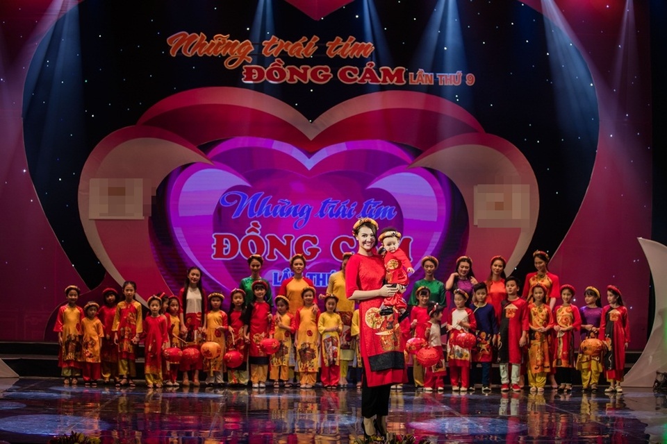 Đây cũng là lần đầu tiên con gái nhỏ của Hồng Quế xuất hiện cùng mẹ trên sàn catwalk. Cherry đã 10 tháng tuổi, rất cứng cáp và ngoan ngoãn.