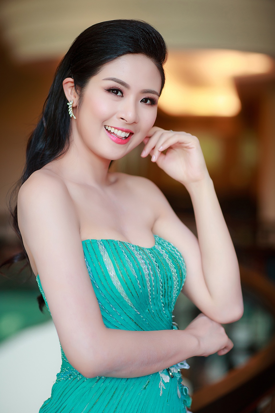 Vì sao Hoa hậu Ngọc Hân chưa chịu lấy chồng? - 1 Nhiều đêm Hân suy nghĩ đến câu nói mà ngày xưa bố nói: “Có những người lao động cả đời còn không mơ đến vinh quang thế nhưng vinh quang của các con lại chỉ đến sau 15 ngày và một đêm chung kết nên vinh quang đó rất phù du”. (Ảnh: Thành Đạt).