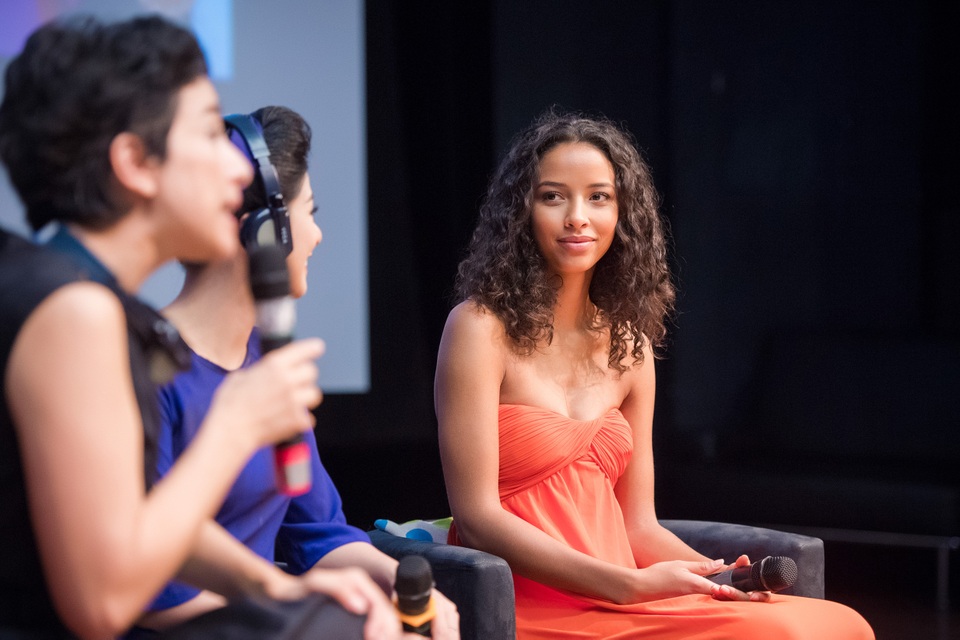 Sau khi trình diễn show thời trang tại Hà Nội, Hoa hậu Pháp 2014 Flora Coquerel đã tham gia giao lưu trong sự kiện cùng Đại sứ quán Pháp tổ chức tại Hà Nội vào ngày 14/5.