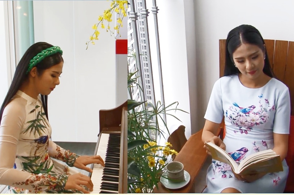 Mỗi khi thức giấc, Ngọc Hân sẽ bước ra ngoài ban công tưới cây, sau đó cô ngồi vào đàn piano, đàn một bản nhạc yêu thích. Khi kết thúc công việc, trở về nhà, sau khi thưởng thức bữa cơm gia đình, Ngọc Hân sẽ ra góc ban công quen thuộc, nhâm nhi một tách trà và đọc một cuốn sách. Từ đây, cô cũng có thể phóng tầm mắt ngắm thành phố từ trên cao. (Ảnh cắt từ video của Dân trí).