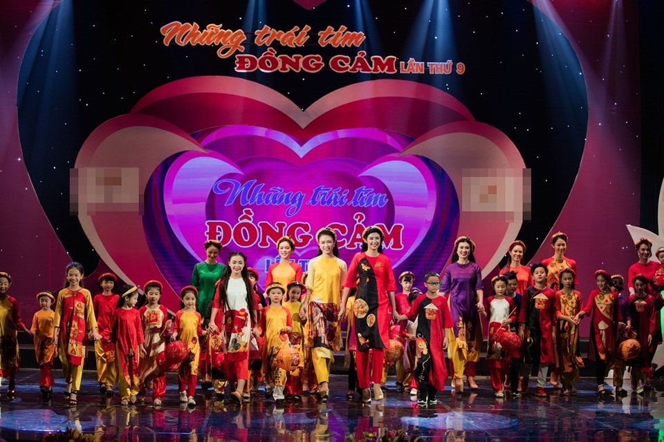 Trong mỗi bộ sưu tập thời trang của mình, Ngọc Hân cũng cố gắng lồng ghép những thông điệp nhân văn để truyền tải đến công chúng. Cô cũng lấy cảm hứng sáng tạo từ những nét đẹp văn hoá truyền thống như gốm xứ, tranh sơn mài, đồng quê… để tạo nên các trang phục áo dài ấn tượng.