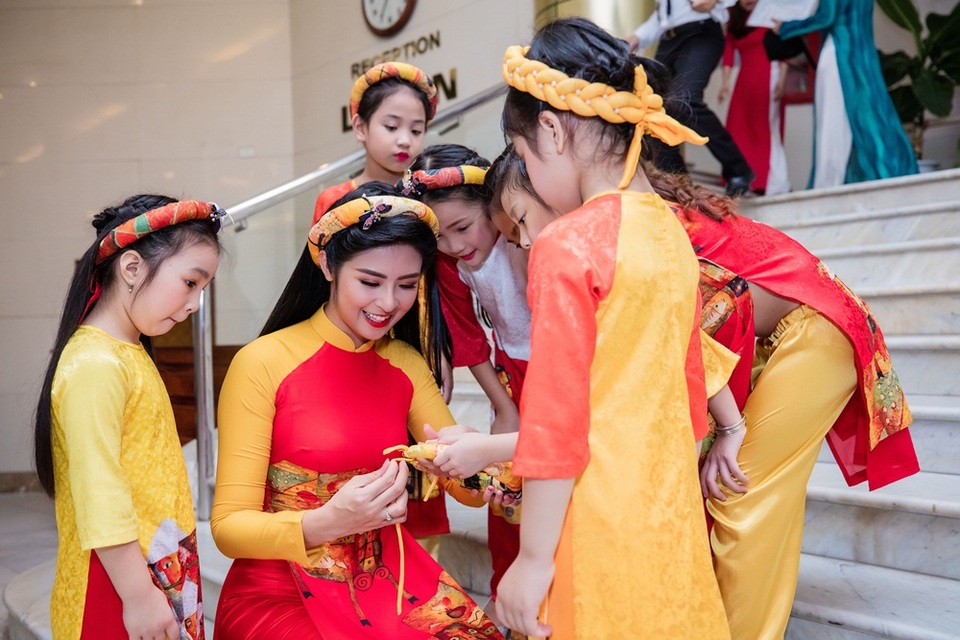 Hoa hậu Ngọc Hân chăm chút cho các mẫu nhí, cô được các em bé yêu mến bởi sự hồn nhiên, vô tư.