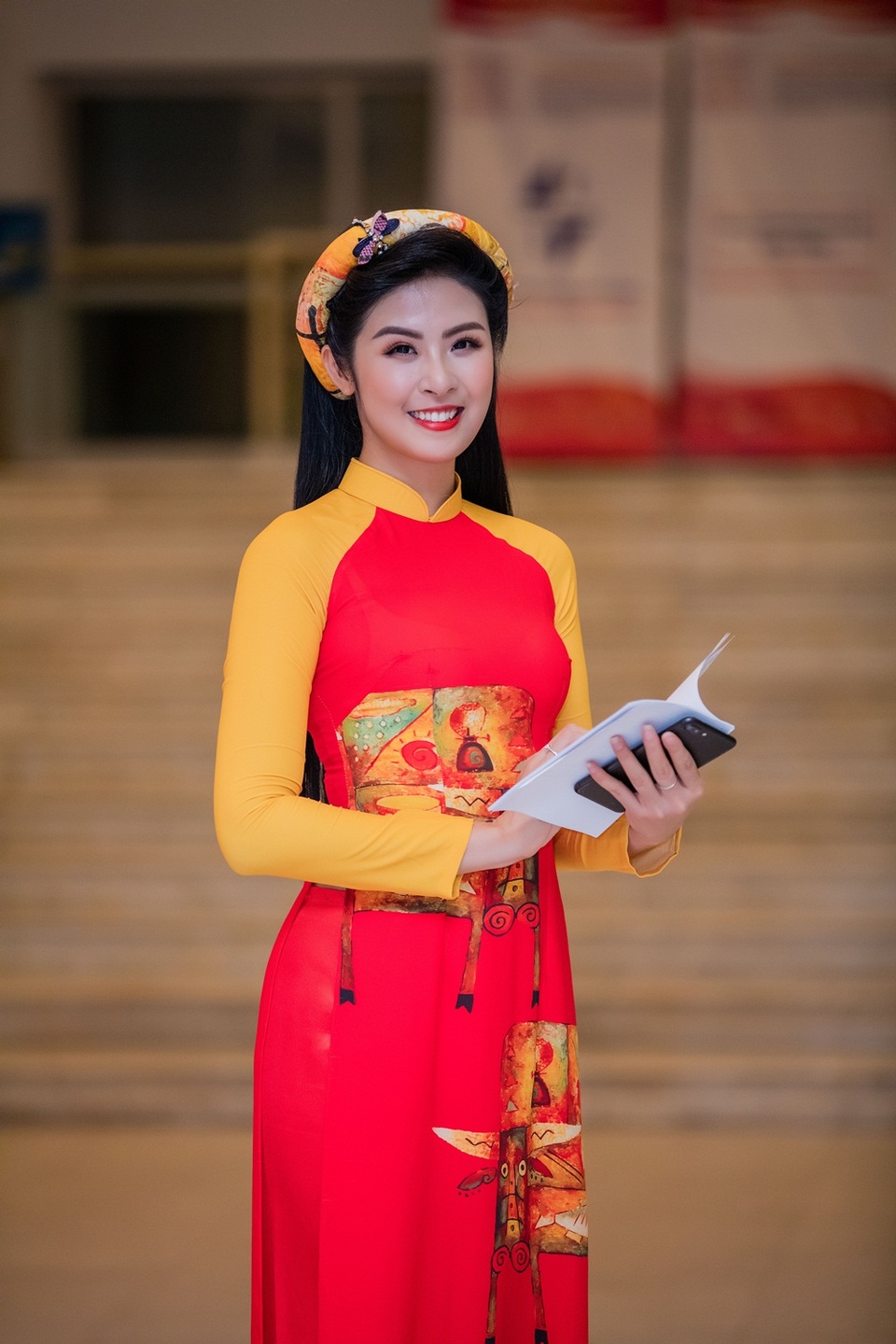 Đã 7 năm kể từ khi đăng quang Hoa hậu Việt Nam 2010, Hoa hậu Ngọc Hân ngày càng được công chúng yêu mến bởi có nhiều hoạt động cộng đồng, từ thiện để giúp đỡ những người nhà neo đơn, trẻ em khó khăn, thậm chí cô còn về vùng lũ lụt để cứu trợ người dân.