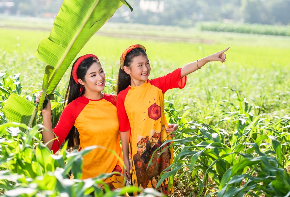Hoa hậu Ngọc Hân khoe vẻ dịu dàng giữa đồng quê xứ Huế - 8 Hoa hậu Ngọc Hân khoe vẻ dịu dàng giữa đồng quê xứ Huế - 8