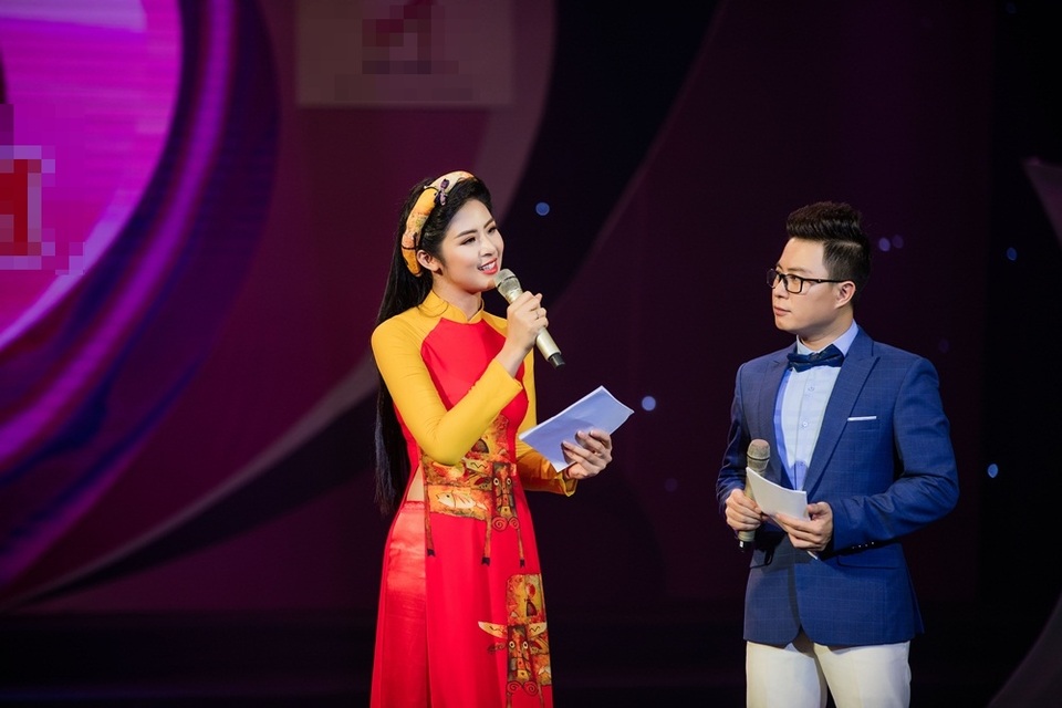 Không chỉ đảm nhận vai trò dẫn dắt cùng MC Trịnh Lê Anh, cô còn giới thiệu bộ sưu tập áo dài dành cho mẹ và bé.