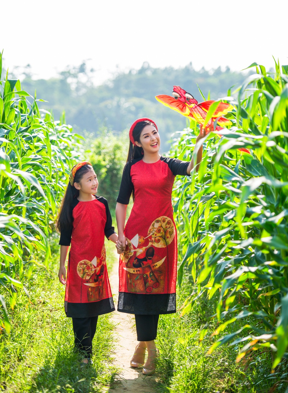 Hoa hậu Ngọc Hân khoe vẻ dịu dàng giữa đồng quê xứ Huế - 6 Hoa hậu Ngọc Hân khoe vẻ dịu dàng giữa đồng quê xứ Huế - 6