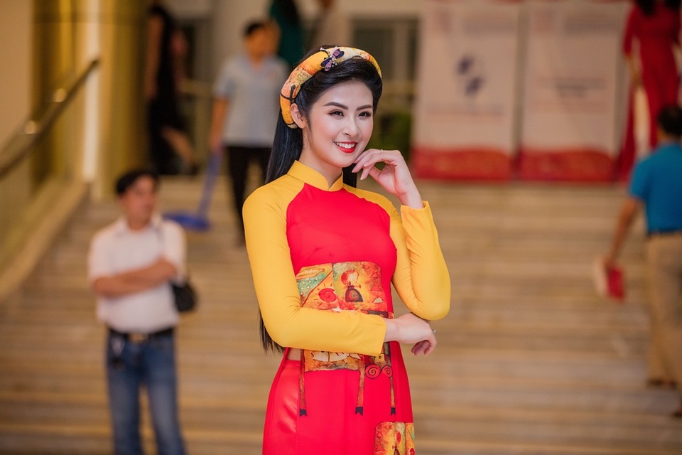 Hoa hậu Ngọc Hân xuất hiện với vai trò Đại sứ thiện chí trong chương trình nghệ thuật Những trái tim đồng cảm tại Hà Nội.