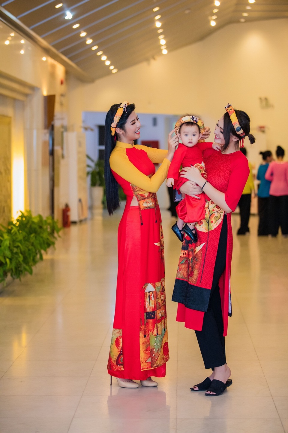 Ngoài vai trò người mẫu, chỉ đạo catwalk, cô cũng bán hàng online.