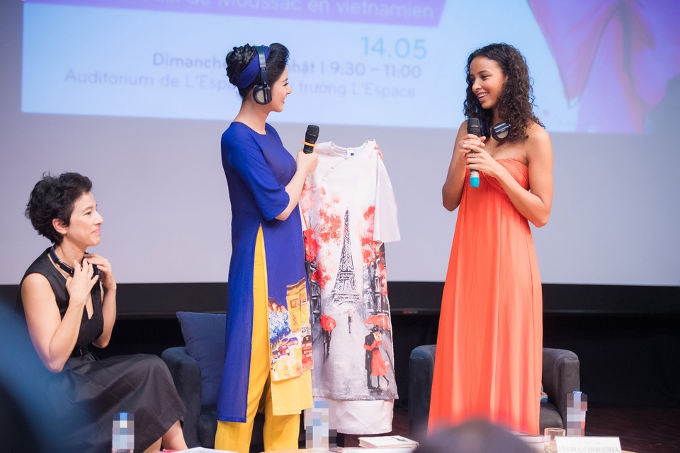 Khi nghe điều này, Flora đã hứa rằng, nếu Ngọc Hân qua Pháp lần tới, cô sẽ làm hướng dẫn viên du lịch để đưa Ngọc Hân đi khám phá Paris.