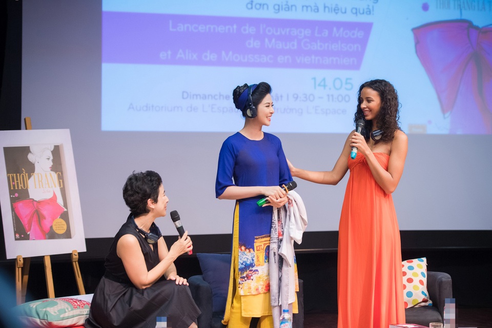 Hoa hậu Pháp 2014 Flora Coquerel cũng rất ấn tượng với áo dài mà Ngọc Hân diện. Cô tiết lộ, hiện tại cô cũng đang hoạt động trong lĩnh vực thiết kế thời trang.