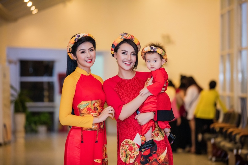 Hoa hậu Ngọc Hân cũng chính là mẹ đỡ đầu của con gái Hồng Quế.