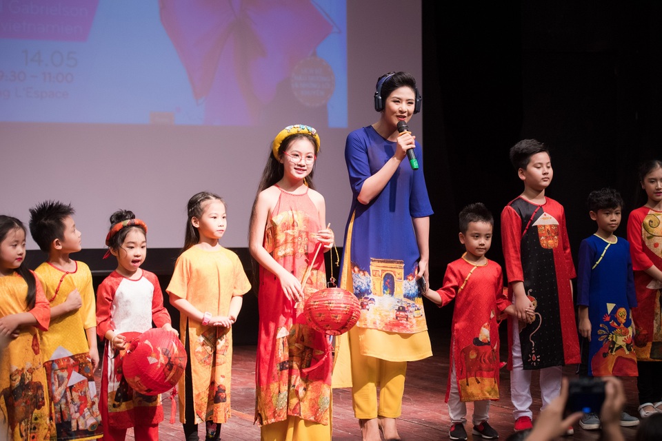 Cũng trong sự kiện, Ngọc Hân còn giới thiệu bộ sưu tập áo dài dành riêng cho các em nhỏ.