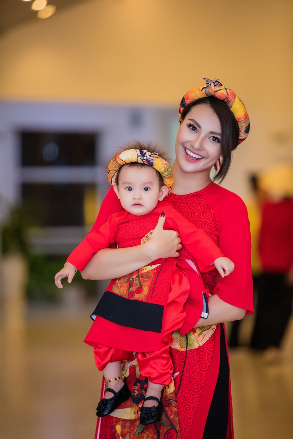 Cô bé không hề quấy khóc khi đi làm cùng mẹ.