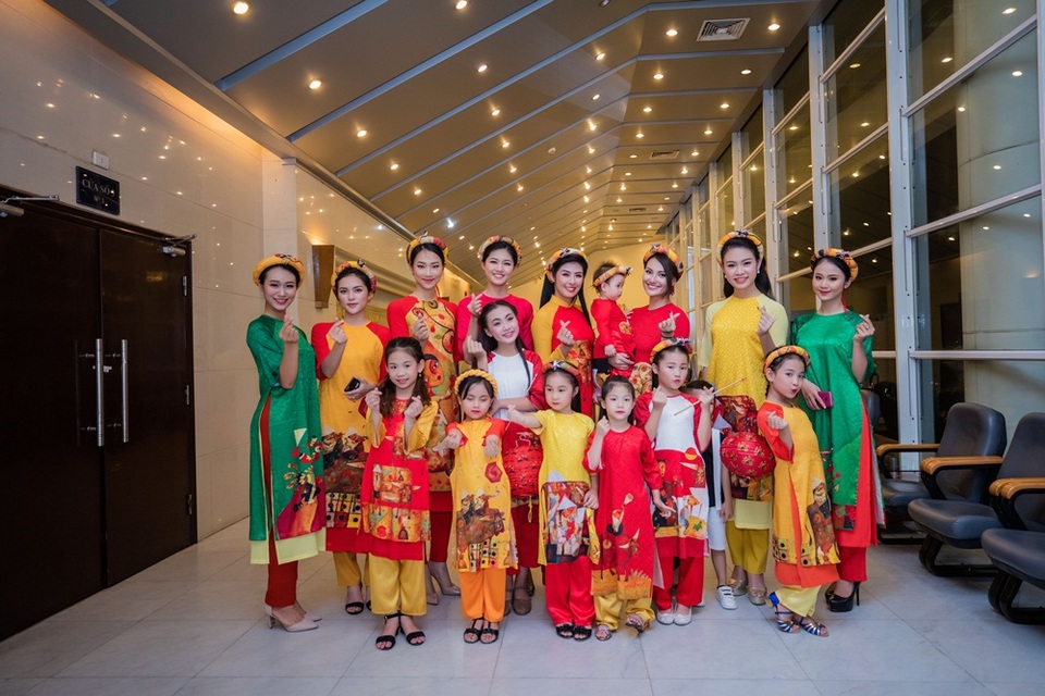 Tham gia trình diễn cho Ngọc Hân là dàn người đẹp nổi tiếng như Á hậu Thanh Tú, top 5 Hoa hậu Việt Nam 2016 Thuỷ Tiên, Người đẹp truyền thông Phùng Bảo Ngọc Vân, mẹ con người mẫu Hồng Quế… Đây đều là những người đẹp rất thân thiết với Ngọc Hân. Đặc biệt, một số em nhỏ có hoàn cảnh khó khăn cũng xuất hiện catwalk cùng dàn người đẹp.