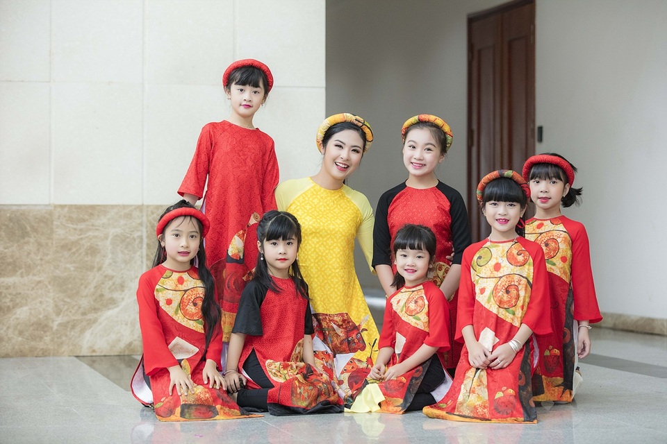 Đọ dáng bên Ngọc Hân, Á hậu Thanh Tú nổi bật với chiều cao 1m80 - 2 Đọ dáng bên Ngọc Hân, Á hậu Thanh Tú nổi bật với chiều cao 1m80 - 2