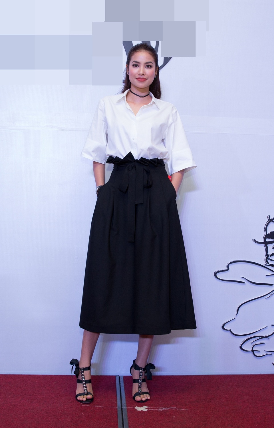 Hoa hậu Phạm Hương thanh lịch với gam màu trắng đen cơ bản. Đây là lựa chọn an toàn nhưng không bao giờ nhàm chán. Hiện nay, cô đang có những hoạt động đồng hành cùng cuộc thi Hoa hậu Hoàn vũ Việt Nam 2017.