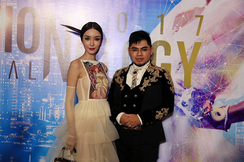 Lễ hội “Thời trang và công nghệ” mang công nghệ trình diễn mới nhất về Việt Nam - 4 Hoa hậu quốc tế Piyada Inthavong và nhà thiết kế Lê Long Dũng
