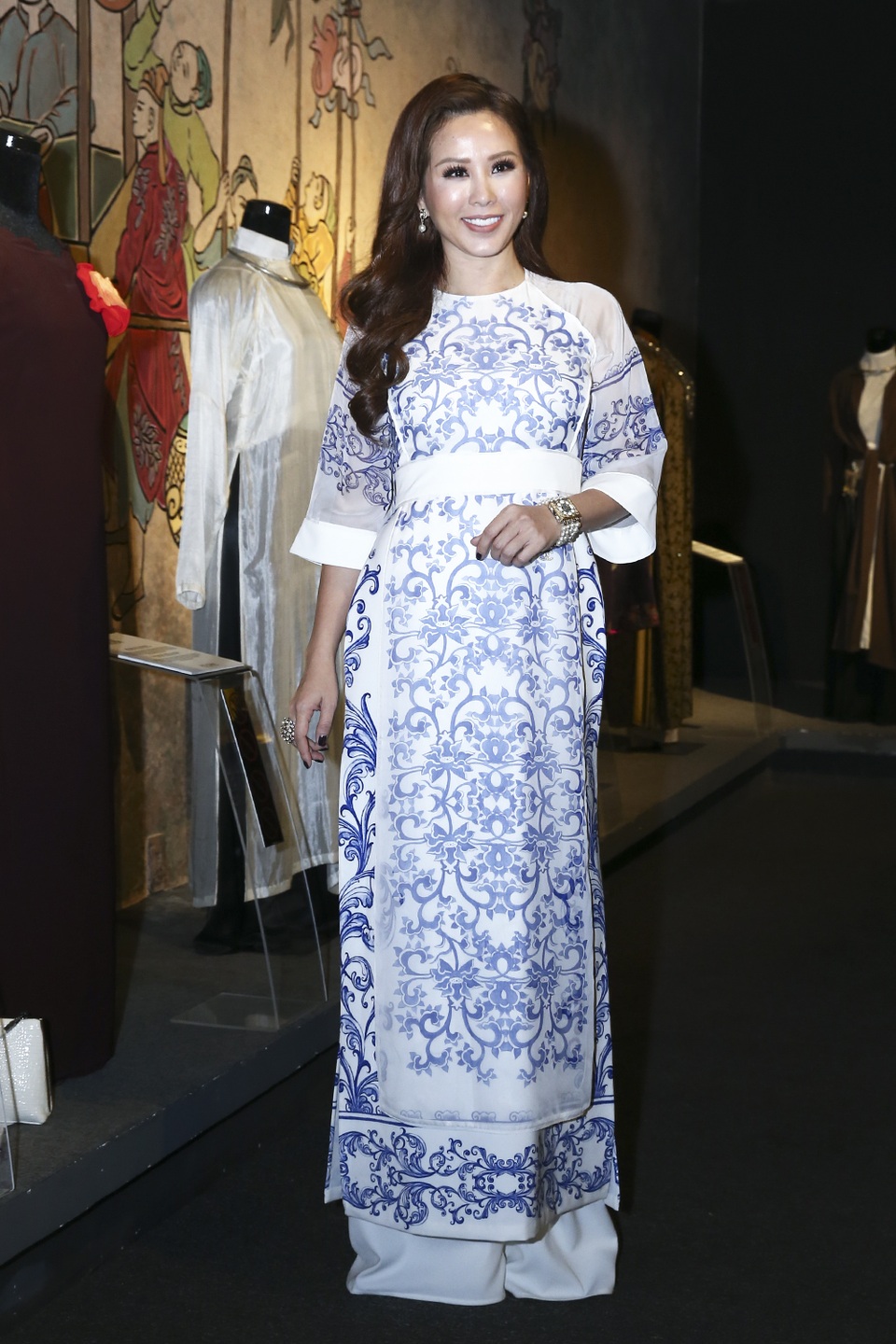 Á hậu Lệ Hằng, Diễm Hương kín đáo với áo dài xưa - 8 Hoa hậu quý bà Thu Hoài xuất hiện trong sự kiện sau những tin tức ồn ào liên quan đến chuyện xe sang bị kéo về phường vì vi phạm khi đậu trên vỉa hè