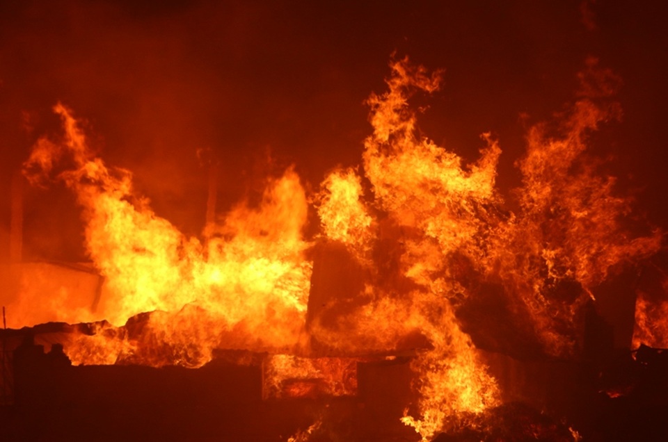 Biển lửa bao trùm công ty thủ công mỹ nghệ - 3 Lửa cháy cực lớn tại hiện trường