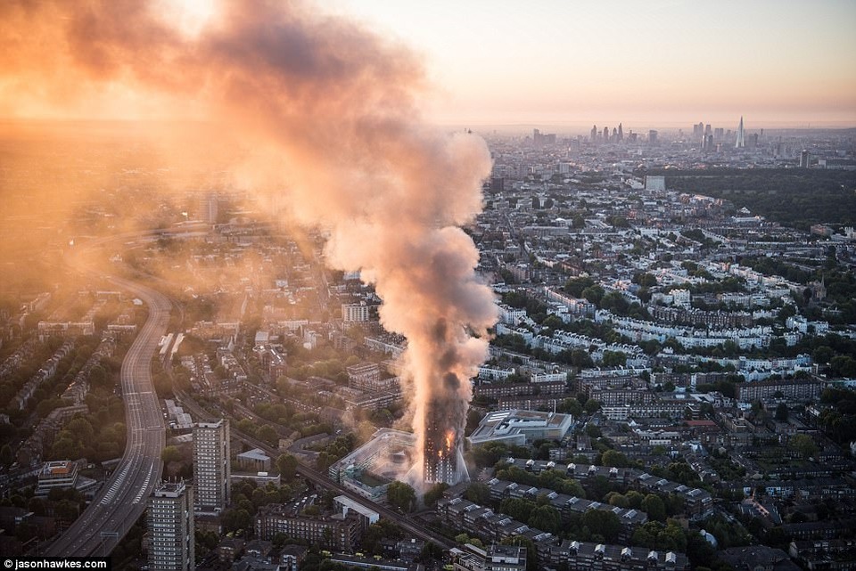 Vì sao "bà hỏa" nhanh chóng nhấn chìm chung cư 24 tầng ở London? - 3
Vụ hỏa hoạn tại tháp Grenfell nhìn từ trên cao (Ảnh: DM)
