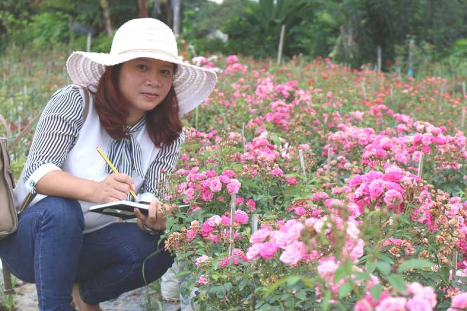 Âm thầm nghỉ việc, vay nặng lãi trồng 6.000 gốc hồng - 1
Chị Tuyết đã giấu bố mẹ chuyện nghỉ việc ở công ty để về trồng hoa hồng