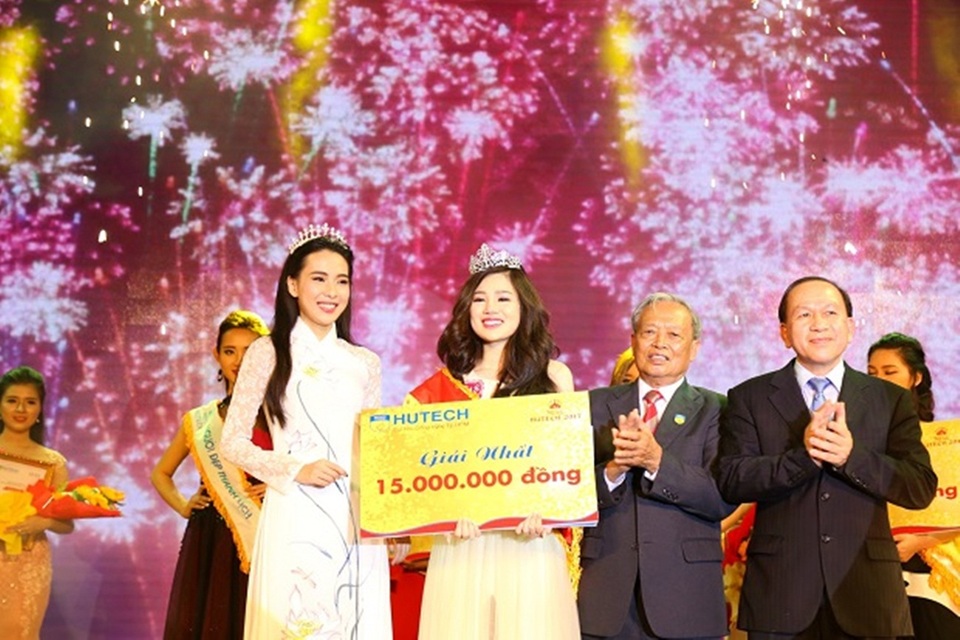 Hoa hậu Sang Lê cùng Xuân Lan rạng rỡ trên ghế nóng Miss HUTECH - 1 Hoa khôi “Miss HUTECH 2017” thuộc về thí sinh có SBD 348 - Vũ Ngọc Dung.