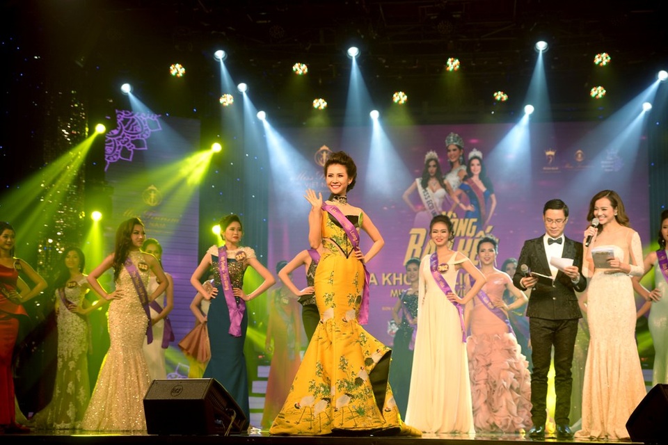 Bán kết Hoa khôi Du lịch Việt Nam 2017 bị trễ giờ do Hoa hậu quốc tế... kẹt xe - 8 Các thí sinh thể hiện tài năng trên sân khấu trong trang phục áo dài, đầm dạ hội.