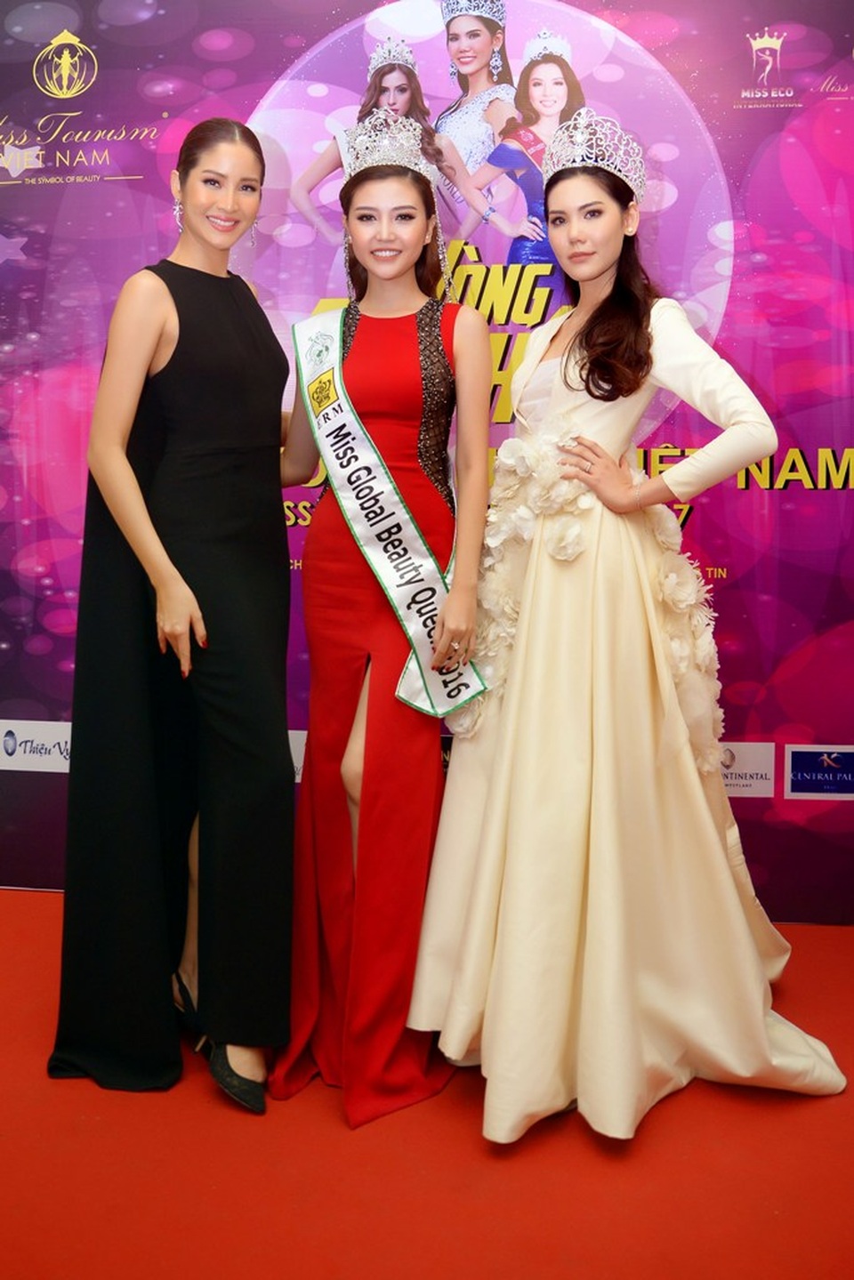 Bán kết Hoa khôi Du lịch Việt Nam 2017 bị trễ giờ do Hoa hậu quốc tế... kẹt xe - 3 Đương kim Hoa hậu Du lịch Thế giới (áo đen), Hoa hậu Thái Lan (váy trắng) và Nữ hoàng Ngọc Duyên.
