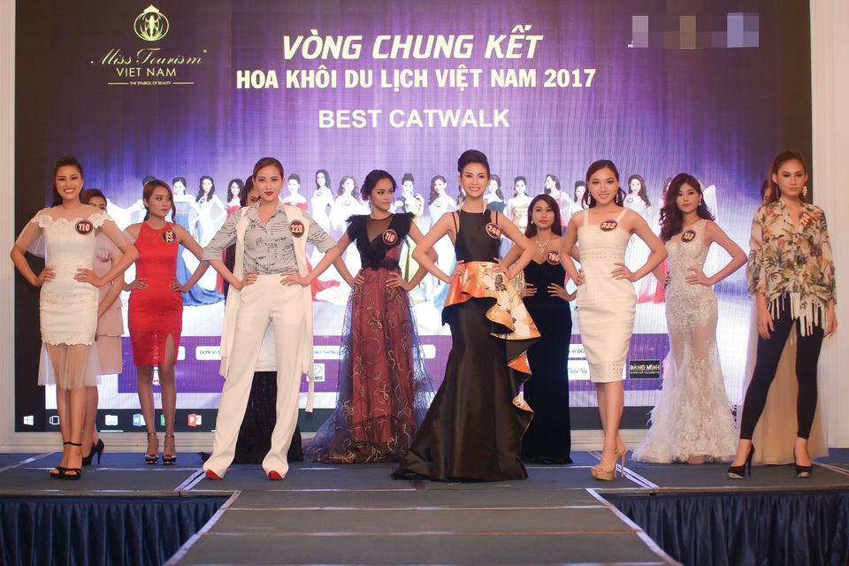 Võ Hoàng Yến, Ngọc Tình “soi” thí sinh Hoa khôi Du lịch trình diễn bikini - 5 Dàn thí sinh và giám khảo đã chia sẻ cùng nhau nhiều kiến thức bổ ích cho đêm Chung kết chính thức.
