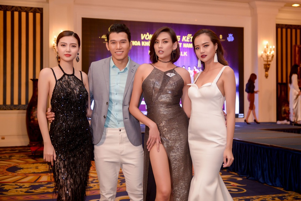 Võ Hoàng Yến, Ngọc Tình “soi” thí sinh Hoa khôi Du lịch trình diễn bikini - 4 Võ Hoàng Yến, Ngọc Tình “soi” thí sinh Hoa khôi Du lịch trình diễn bikini - 4