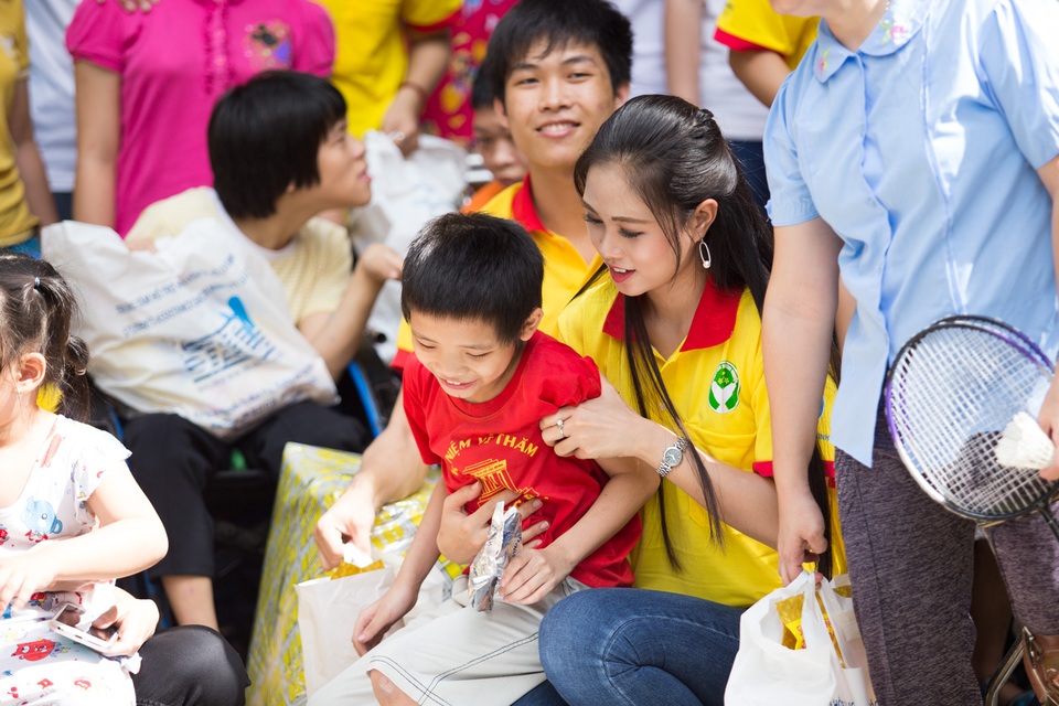 Á hậu Thùy Dung, Quang Đăng “cháy” cùng SV tình nguyện TPHCM - 4 Hoa khôi Phương Thảo hòa đồng, thân thiện.