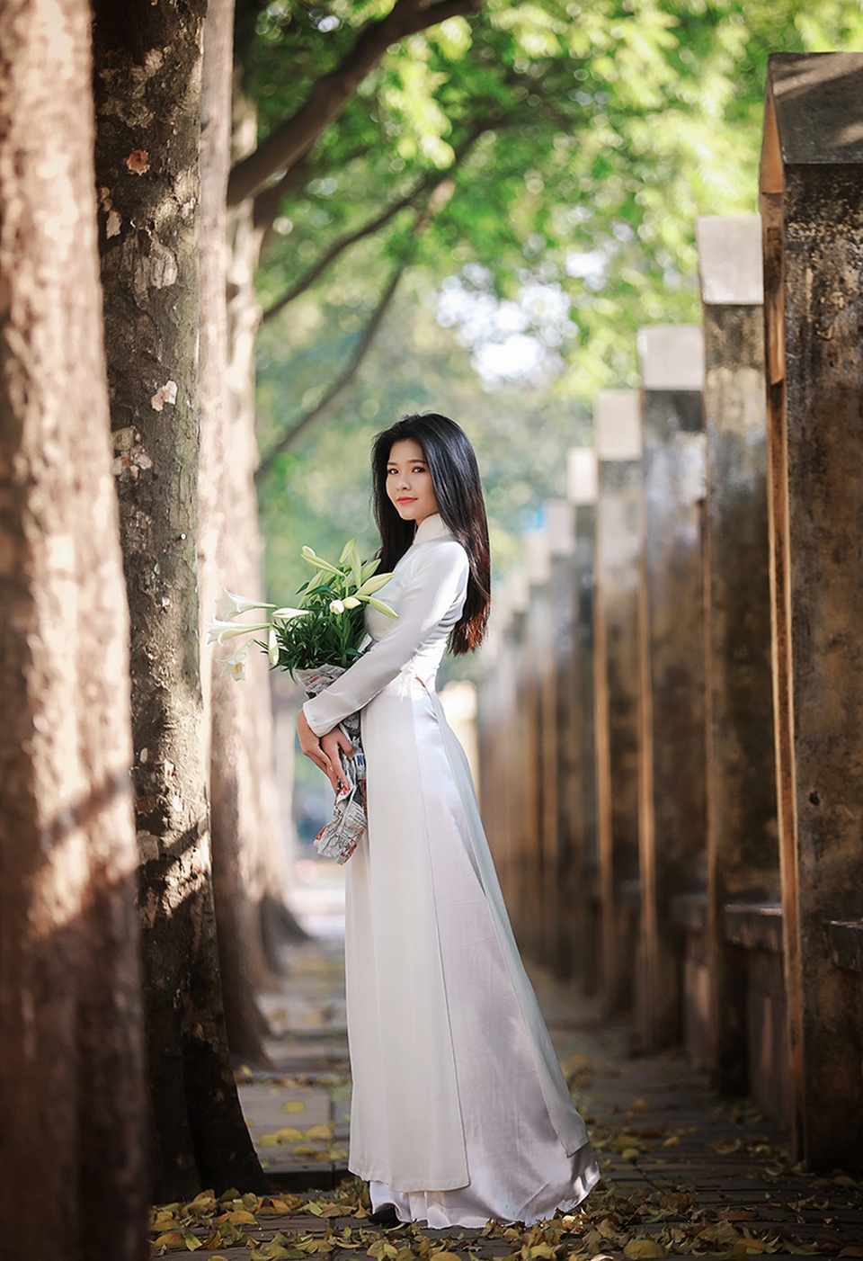 Tháng Tư - Mùa "thiếu nữ bên hoa huệ" - 11 Bối cảnh được cô và nhiếp ảnh Phan Thanh Tâm chọn để thực hiện bộ ảnh là con đường Hoàng Diệu cổ kính