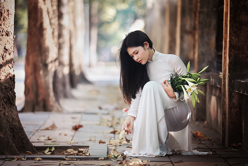 Tháng Tư - Mùa "thiếu nữ bên hoa huệ" - 10 Cô bạn Đinh Hải đã dành một buổi để cùng thả hồn lãng mạn với hoa loa kèn.