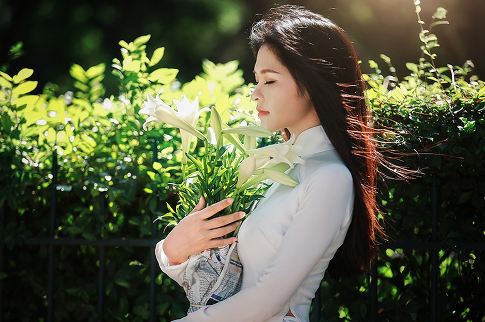 Tháng Tư - Mùa "thiếu nữ bên hoa huệ" - 4 Sở dĩ như vậy là bởi hình tượng người con gái Việt mặc áo dài trắng e ấp bên hoa loa kèn đã trở nên bất hủ cùng với bức tranh sơn dầu Thiếu nữ bên hoa huệ của họa sĩ Tô Ngọc Vân.