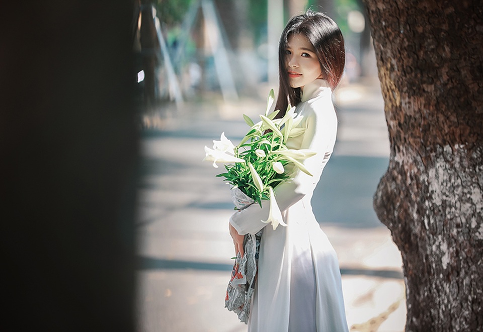 Tháng Tư - Mùa "thiếu nữ bên hoa huệ" - 3 Những người sành chơi hoa và mê chụp ảnh đều thích mặc áo dài trắng tạo dáng bên hoa loa kèn.