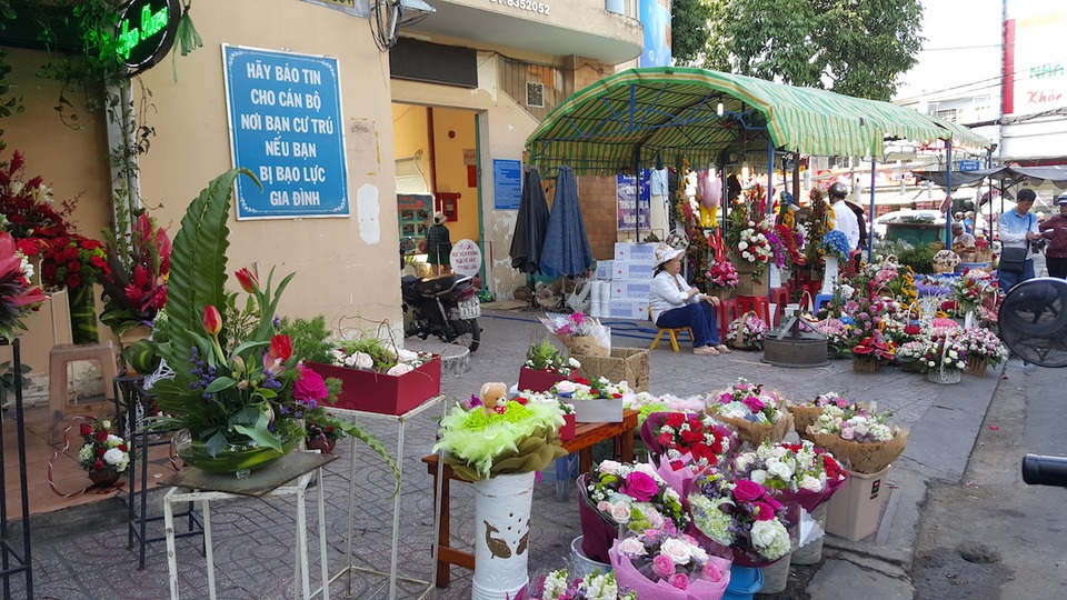 Hoa ngày Valentine: "Chết mê, chết mệt" với hồng Ecuador, Tulip Hà Lan - 2 Hoa tràn xuống các tuyến đường... đón khách (Ảnh: Thanh Doanh)