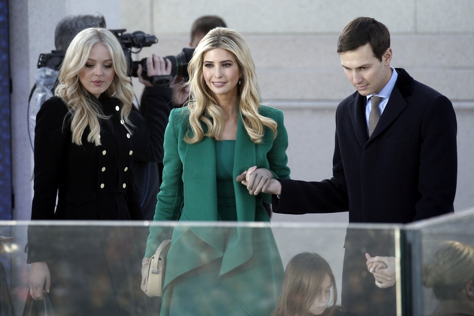 Tổng thống đắc cử Trump mở màn chuỗi sự kiện nhậm chức - 10 Con gái lớn của ông Trump, Ivanka Trump (áo xanh) cùng chồng Jared Kushner và con gái út của ông Trump, Tiffany Trump cũng có mặt tại buổi hòa nhạc.