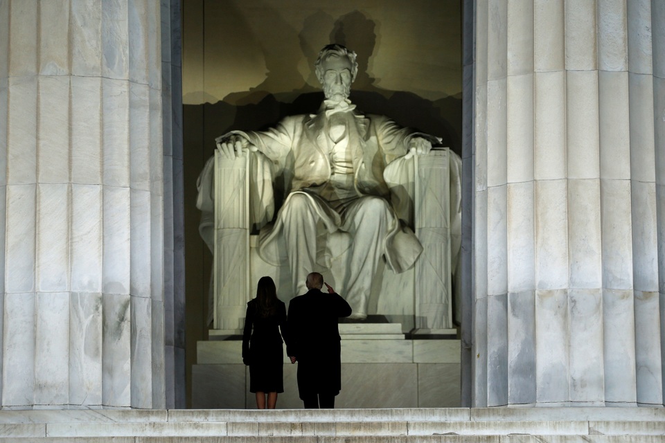 Tổng thống đắc cử Trump mở màn chuỗi sự kiện nhậm chức - 7
Tổng thống đắc cử Trump và phu nhân Melania tiến vào khu vực trước tượng đài cố Tổng thống Mỹ Abraham Lincoln. Ông Trump nghiêm trang giơ tay chào danh dự.