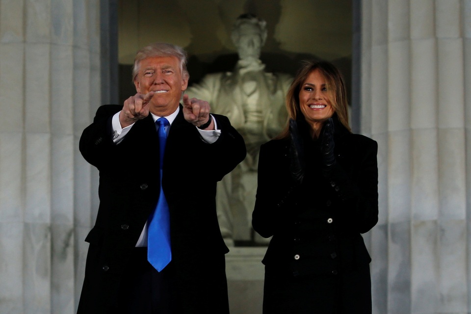 Tổng thống đắc cử Trump mở màn chuỗi sự kiện nhậm chức - 8 Tổng thống tân cử và phu nhân tươi cười vẫy tay chào đám đông những người ủng hộ.