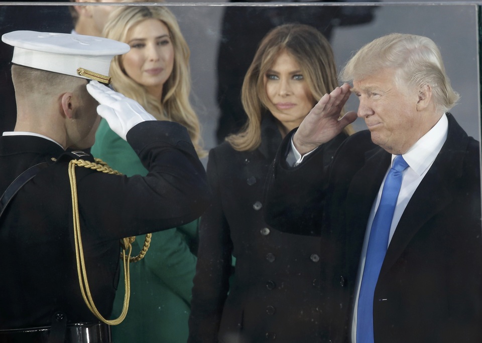 Tổng thống đắc cử Trump mở màn chuỗi sự kiện nhậm chức - 9 Ông Trump chào một người lính Mỹ khi tham dự buổi hòa nhạc tại Đài tưởng niệm Lincoln.