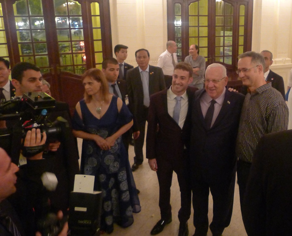 
Tổng thống Israel Reuven Ruvi Rivlin (giữa) chụp ảnh cùng nhạc trưởng Shalev Ad-El (phải) và nghệ sĩ dương cầm Yaron Kohlberg (trái) khi tới xem buổi hòa nhạc.
