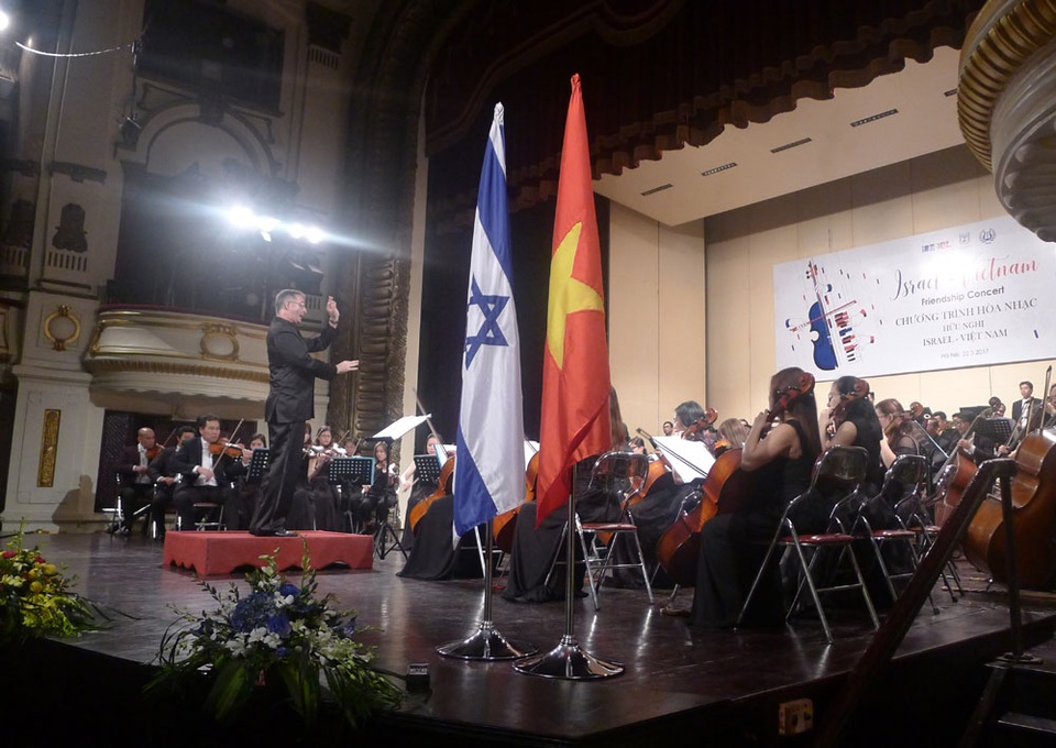 
Nhạc trưởng Shalev Ad-El chỉ huy Dàn nhạc giao hưởng Hà Nội trong Chương trình hòa nhạc hữu nghị Israel - Việt Nam
