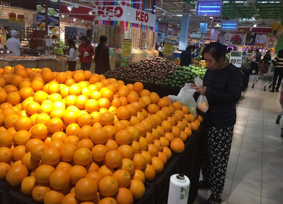 Táo Pháp rẻ như rau chợ, dân Việt sính ngoại ăn quả lừa - 2
Vì tâm lí sính ngoại nên không ít người mua các loại hoa quả nhập khẩu với giá đắt đỏ