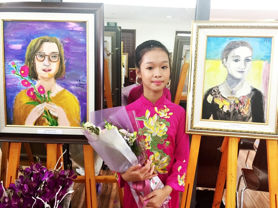 Họa sĩ Văn Dương Thành tổ chức triển lãm tranh cùng học trò - 6 Bé Khánh Linh bên hai bức vẽ của mình.