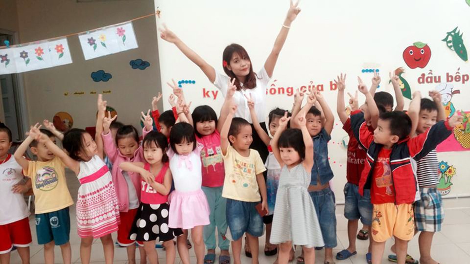 Hơn 74 triệu đồng đến với nữ sinh vừa tốt nghiệp đại học bị xe cán cụt đôi chân - 1 Hình ảnh em Hoa tươi vui cùng các em nhỏ trong những ngày thực tập ở một ngôi trường mầm non ở TP Hà Tĩnh.