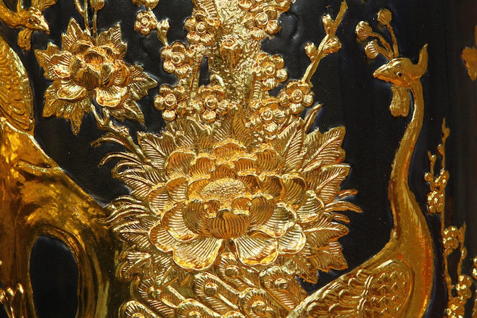 Bộ đồ thờ “Danh Gia Vọng Tộc” độc nhất vô nhị - 3
Hoạ tiết hoa văn đắp nổi phủ vàng ròng 9999.